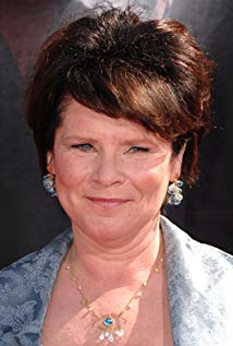 How tall is Imelda Staunton?